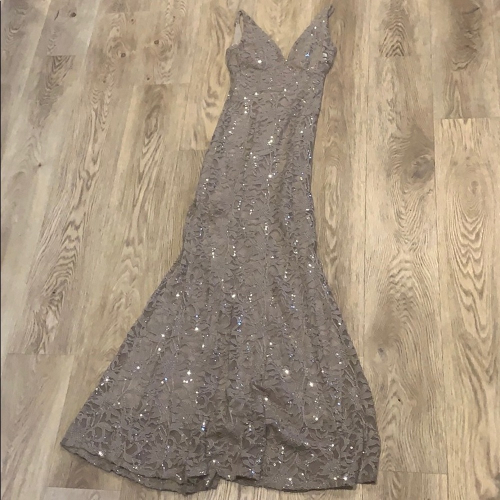 Long dress can be used for prom or wedding
